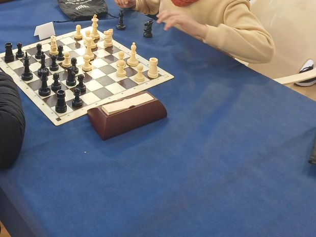Tablero de ajedrez con reloj durante un torneo del TiernoChess